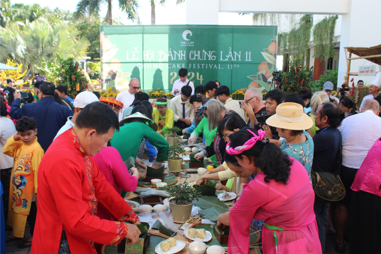 Người dân diện áo dài du xuân (08/02/2024)
